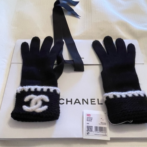 AUTHENTIC CHANEL BLACK/ LT BEIGE-BEANIE HAT AND GLOVES SET CC LOGO NEW WITH TAGS - Picture 5 of 8